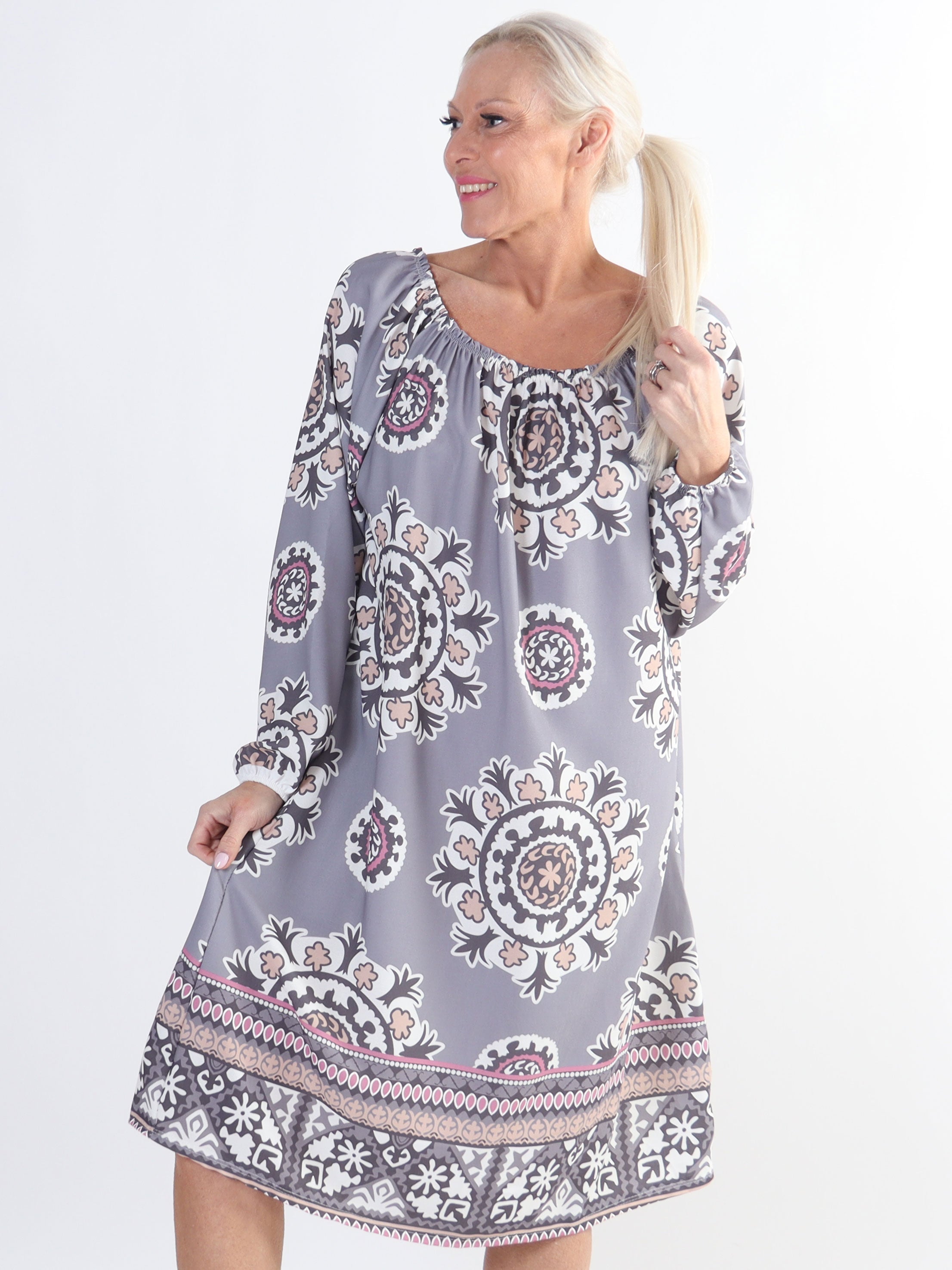 Paulina - Långärmad klänning i plus size med elastisk halsringning